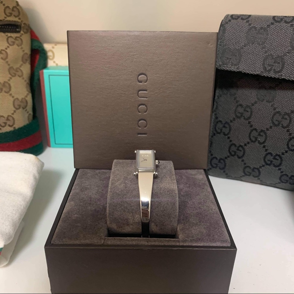 Auth. Gucci watch for woman silver small face